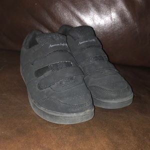 American Eagle size 4 kid’s sneakers. I don’t believe these we’re ever worn